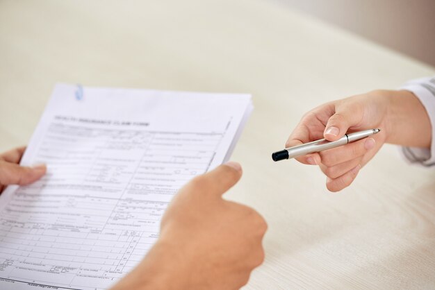 Empresarios en negociación firmando contrato