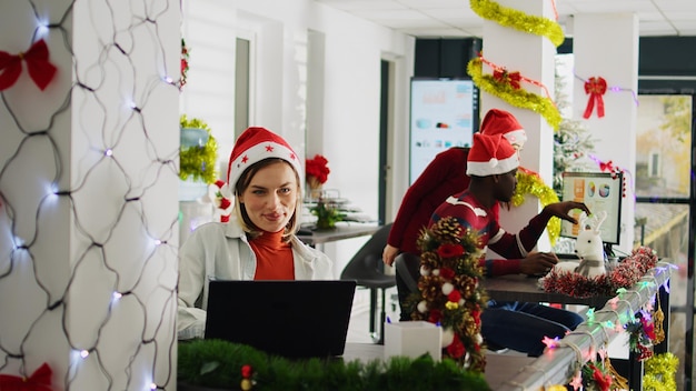 Foto gratuita empresarios en la oficina de adorno de navidad