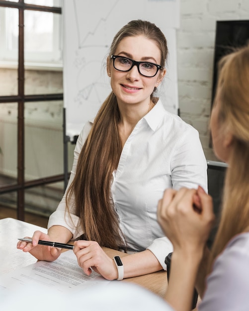 Foto gratuita empresarios profesionales que tienen una reunión de estrategia