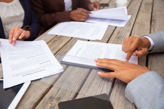 Empresarios que estudian los términos del contrato