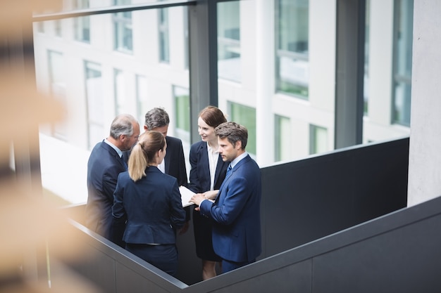 Los empresarios que tienen una discusión en la oficina