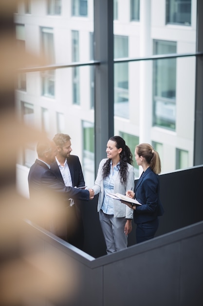 Foto gratuita los empresarios que tienen una discusión en la oficina