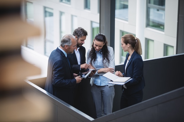 Los empresarios que tienen una discusión en la oficina