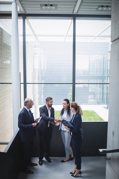 Foto gratuita los empresarios que tienen una discusión en la oficina