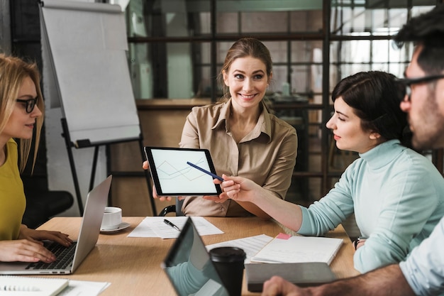 Foto gratuita empresarios que tienen una reunión en el interior