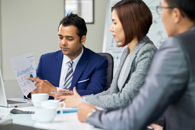 Empresarios que trabajan en títulos financieros