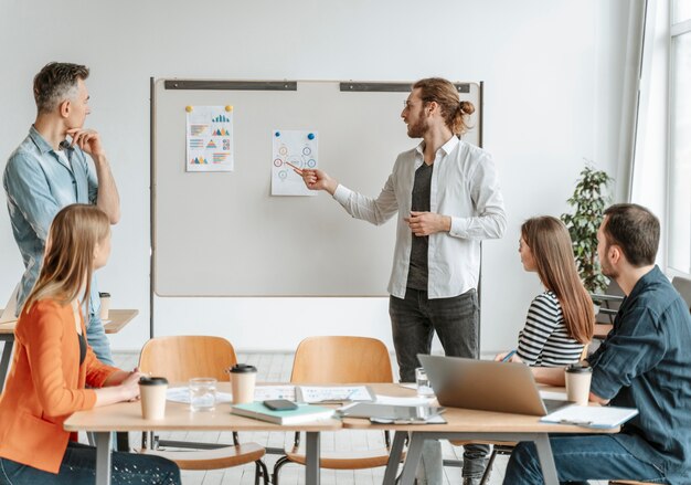 Empresarios reunidos en la oficina trabajando juntos