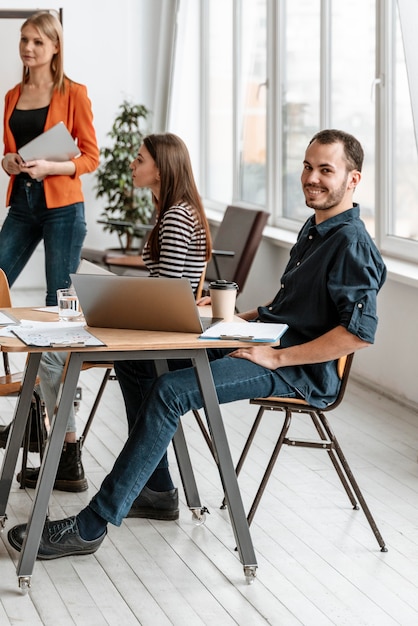 Empresarios reunidos en la oficina trabajando juntos