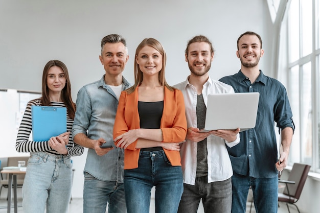 Empresarios en reunión de oficina