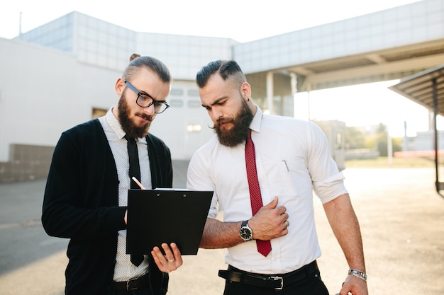 Empresarios revisando documentos al aire libre