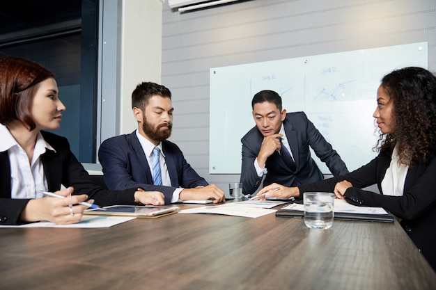 Empresarios serios con reunión