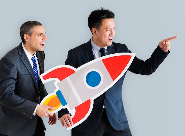 Empresarios sosteniendo el icono de lanzamiento de cohete