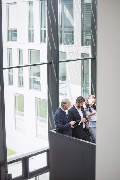 Foto gratuita empresarios mediante teléfono móvil y tableta digital