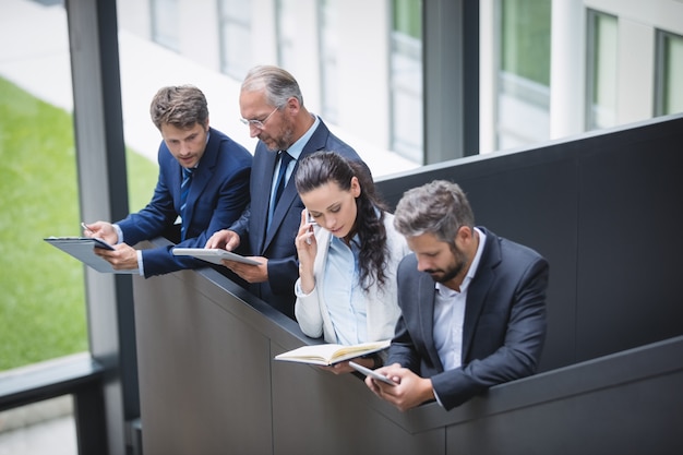 Empresarios mediante teléfono móvil y tableta digital