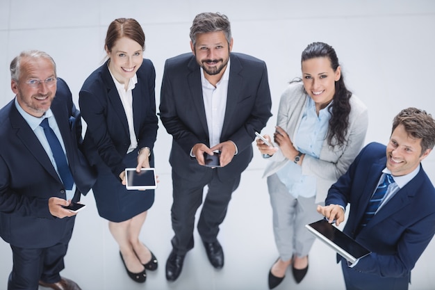 Empresarios mediante teléfono móvil y tableta digital