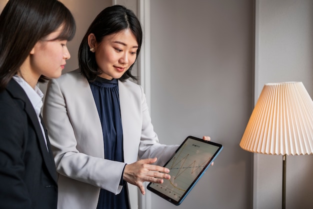 Empresarios de tiro medio que trabajan con ipad