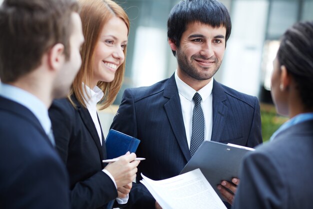 Empresarios trabajando como un equipo