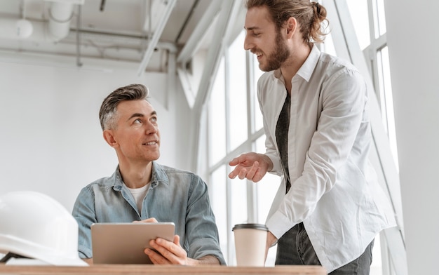 Foto gratuita empresarios trabajando juntos