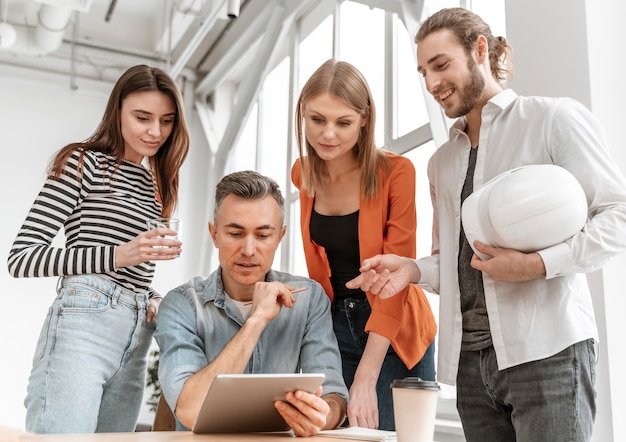 Empresarios trabajando juntos