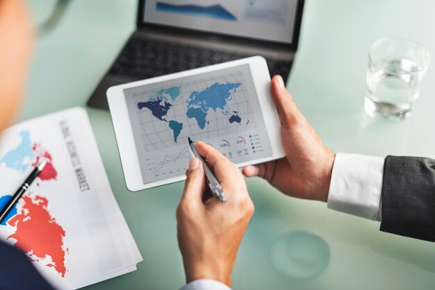 Empresarios trabajando en proyecto de datos.