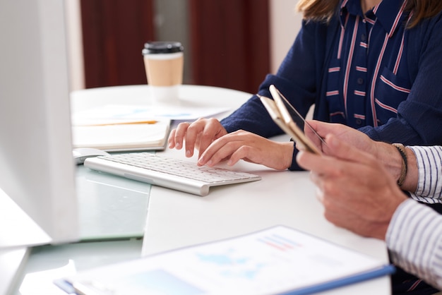 Foto gratuita empresarios en el trabajo