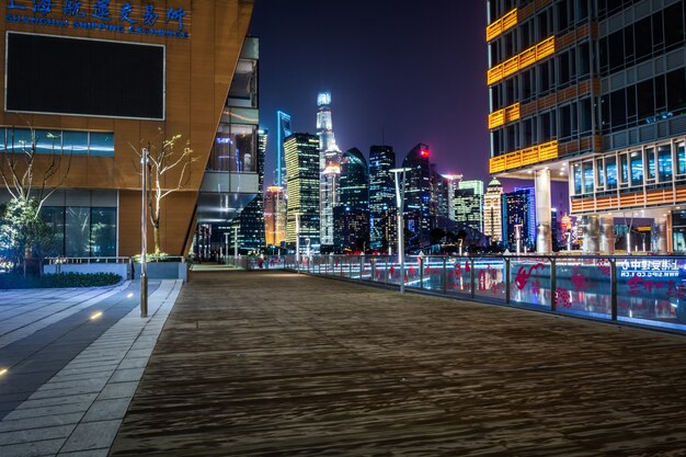 Empty piso con horizonte moderno y edificios por la noche en Shanghai