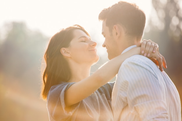 Enamorada pareja disfrutando los momentos de estar juntos