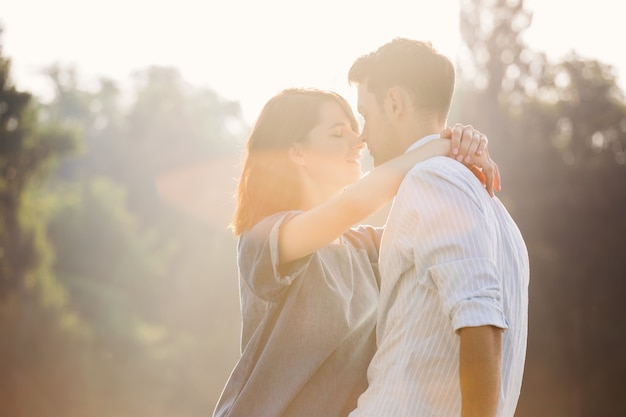 Enamorada pareja disfrutando los momentos de estar juntos