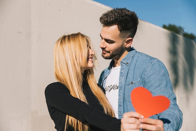 Enamorado hombre y mujer con corazón de papel