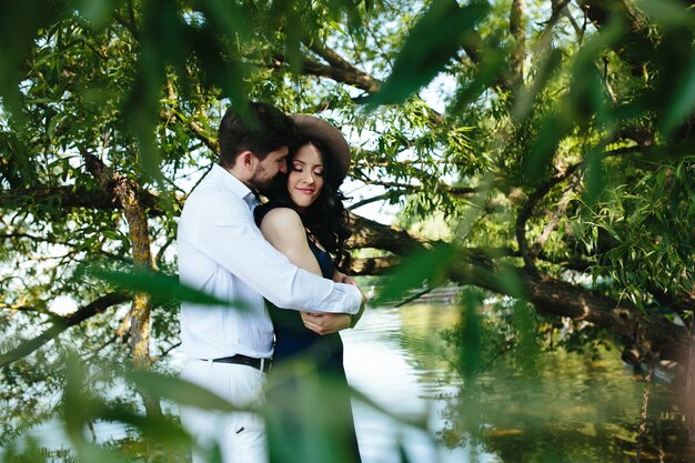 Enamorados abrazándose junto al lago