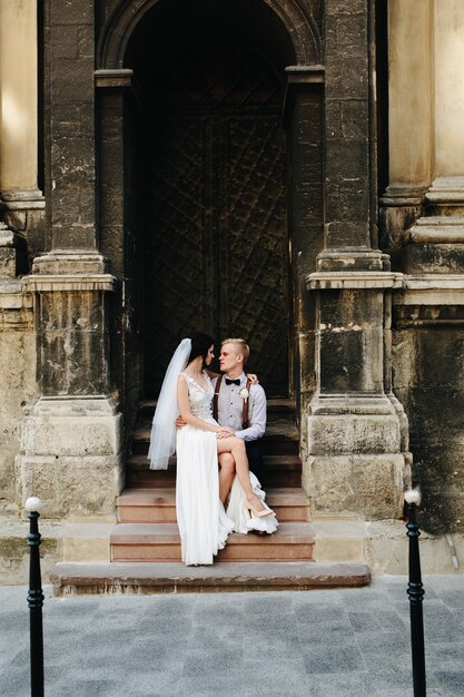 Enamorados sentados en la puerta de la iglesia