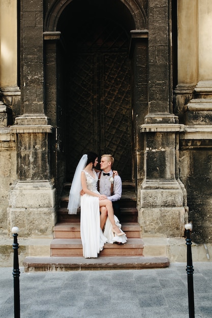 Enamorados sentados en la puerta de la iglesia