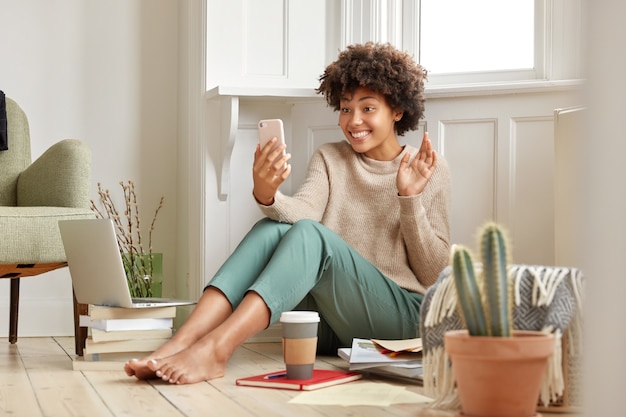 Foto gratuita encantada chica de piel oscura con corte de pelo afro