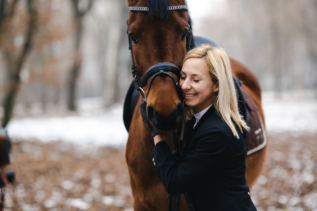 Encantado mujer abrazando caballo