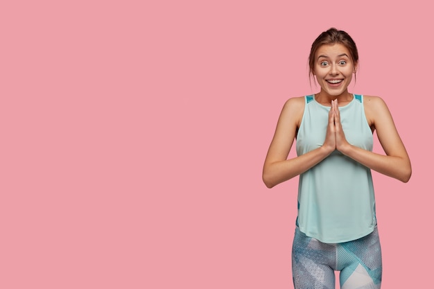 Foto gratuita encantado de mujer joven con sonrisa con dientes