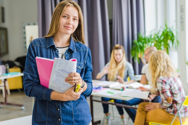 Foto gratuita encantador estudiante posando con el bloc de notas