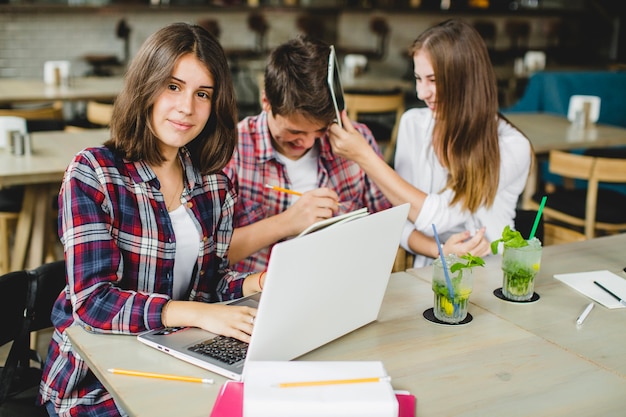 Foto gratuita encantador estudiantes posando en la mesa