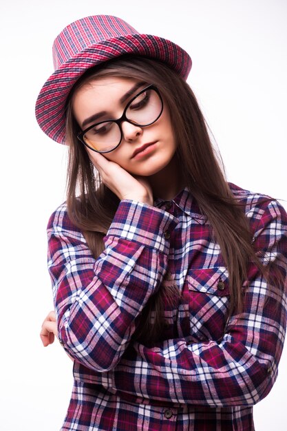 Encantador guapo. Hermosas mujeres jóvenes en ropa casual manteniendo los brazos cruzados y sonriendo mientras está de pie aislado sobre fondo blanco.