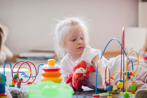 Foto gratuita encantador niño con juguetes educativos