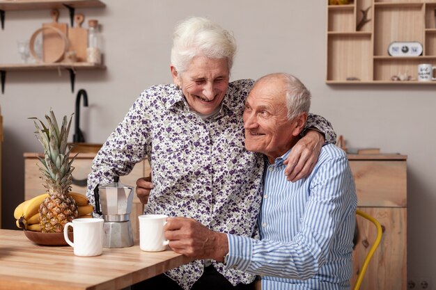 Encantador senior hombre y mujer enamorada