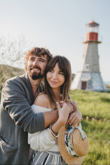 Foto gratuita encantadora abrazar feliz joven hipster elegante pareja enamorada caminando en el campo, moda boho de estilo veraniego