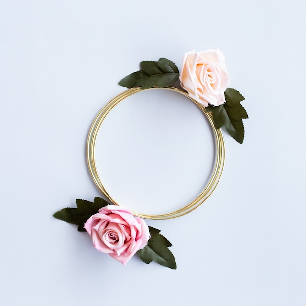 Encantadora boda de felicitación con flores rosas y círculo dorado.