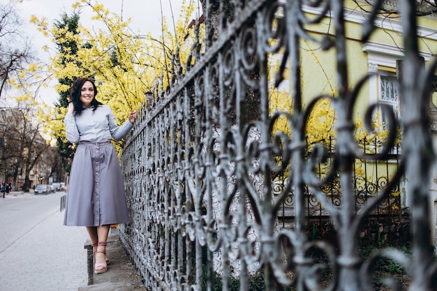 Foto gratuita la encantadora chica se encuentra cerca de la puerta