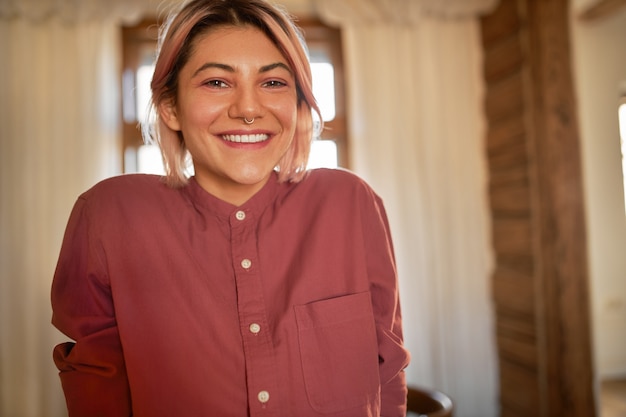 Foto gratuita encantadora chica estudiante de buen humor relajándose en casa