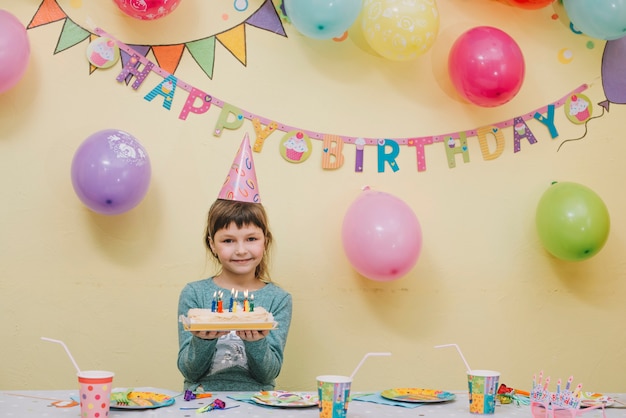 Encantadora chica con pastel de cumpleaños