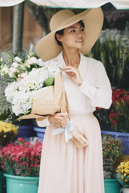 Encantadora dama con flores