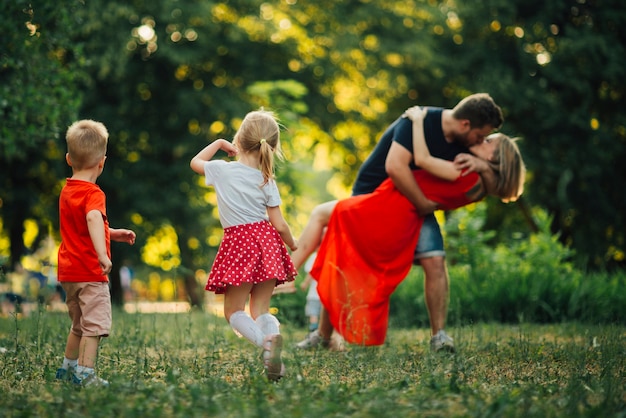 Encantadora familia bailando en el parque