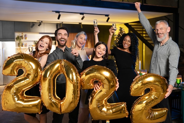 Encantadora familia disfrutando de una fiesta de año nuevo