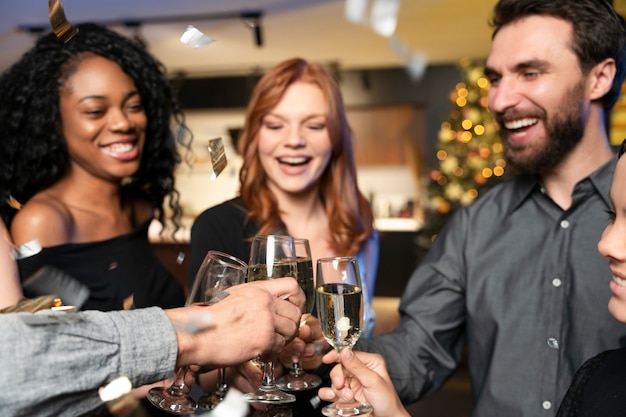 Encantadora familia disfrutando de una fiesta de año nuevo