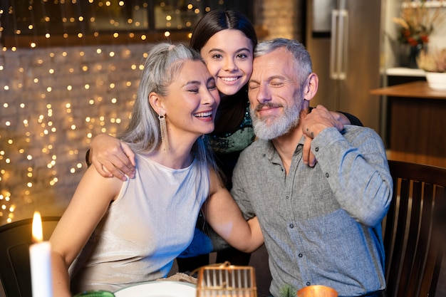 Encantadora familia disfrutando de una fiesta de año nuevo